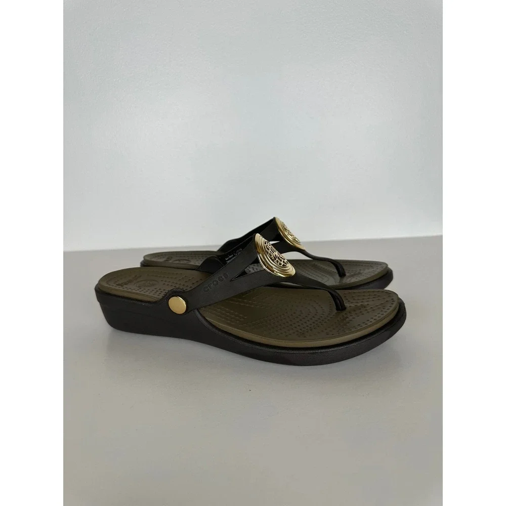 Crocs Sanrah Medallion Gold Circle Wedge Sandals Size 9 Brown Thong Flip Flops